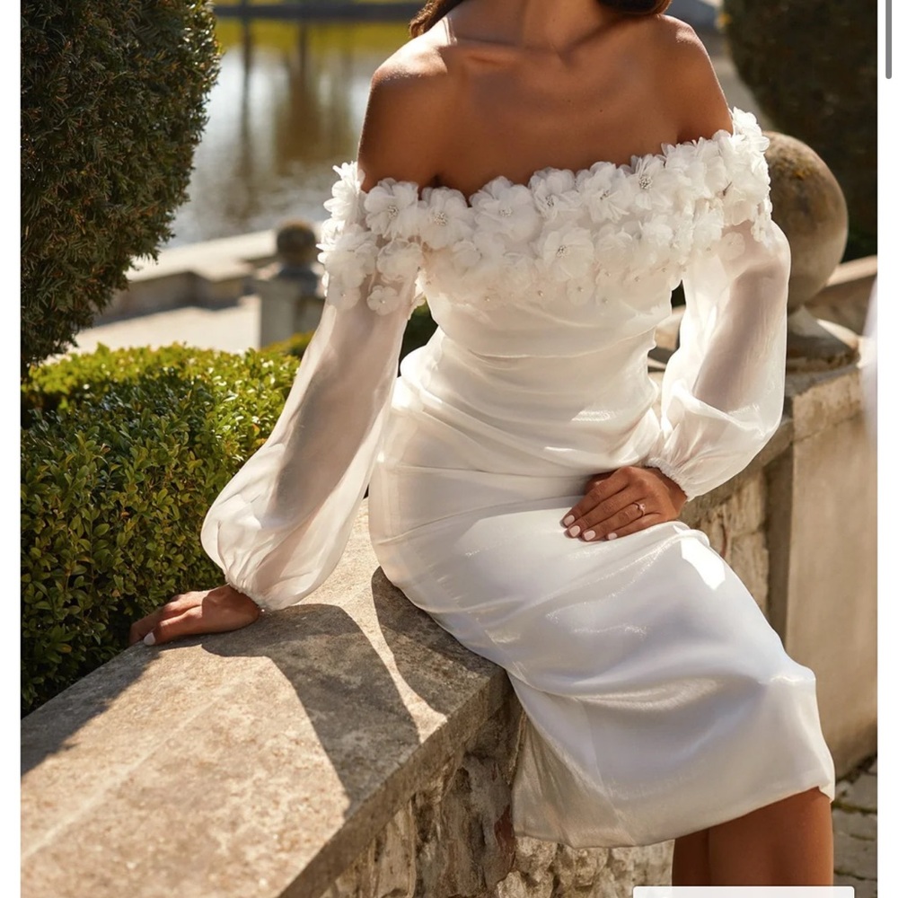 This dress is exquisite. Bought for my wedding era and never wore it.
